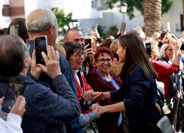 Los Reyes Felipe VI y Letizia, saludan a los vecinos durante la visita a la localidad de Chiva.