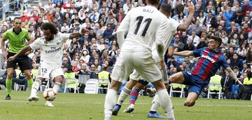 Real Madrid 1-2 Levante | Centro de Lucas que prolongó Bale, controló  Benzema en el segundo palo, cedió atrás para el brasileño y este se acomodó la pelota para fusilar a Oier. 