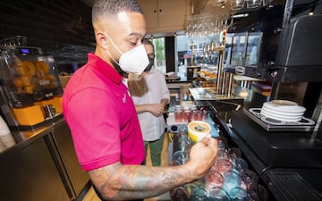 El delantero neerlandés Memphis Depay llegó ayer día 19 de julio a Barcelona y hoy se ha entrenado por primera vez con el resto de la plantilla a las órdenes de Koeman. 