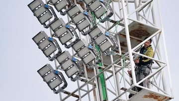 Los operarios que han sustituido los focos en la torre sureste de El Sardinero.