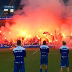 Un grupo de Riazor Blues recibió al Deportivo dentro de Riazor