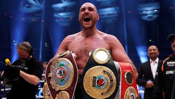 Tyson Fury posa con sus tres cinturones de campe&oacute;n de la FIB, AMB y OMB tras derrotar al ucraniano Wladimir Klitschko.