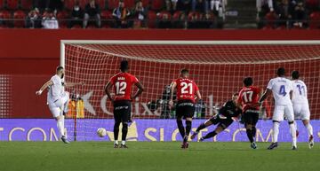 0-2. Karim Benzema marca de penalti el segundo gol.