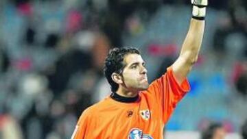 <b>TRIUNFADOR. </b>Falcón levanta el dedo tras la victoria en Zaragoza.