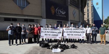 Fotógrafos de la Asociación Profesional de Fotoperiodistas de Aragón protestan ante el estadio de La Romareda en Zaragoza.