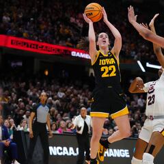 Which records has Caitlin Clark broken in the 2023-24 NCAA season?