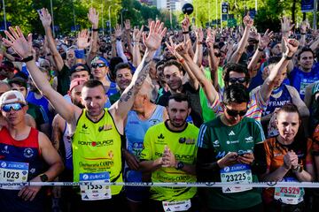 Multitud de corredores esperan ansiosos los últimos segundos previos al pistoletazo de salida para comenzar la popular carrera.