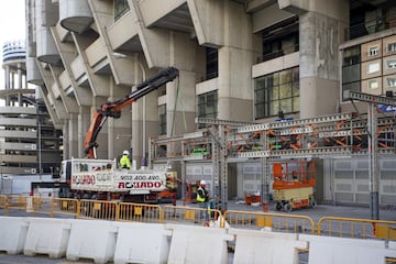 El conjunto blanco sigue dando forma a la remodelación del Santiago Bernabéu. El Estado de Alarma decretado por el Gobierno no ha paralizado las obras.