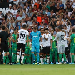 La Real Sociedad hace pasillo de honor al Valencia