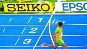 <b>RELÁMPAGO. </b>Usain Bolt bate el récord mundial de 200 metros (19.19) sacando más de seis metros a Alonso Edward, plata, y a Wallace Spearmon, que se llevó el bronce.