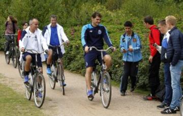 Primer entrenamiento de Iker Casillas con el Oporto en Holanda montando en bicicleta.