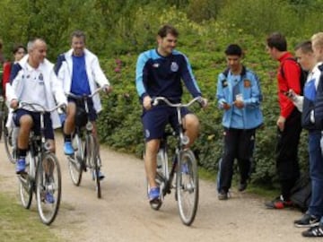 Primer entrenamiento de Iker Casillas con el Oporto en Holanda montando en bicicleta.