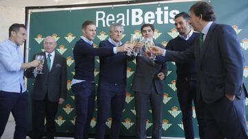 Brindis del Betis: Guardado, Serra Ferrer, Joaquín, Setién, Haro y Adán.