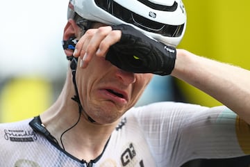 Matej Mohoric se emocionó tras conocer el veredicto de la foto-finish: ganador de la 19ª etapa del Tour de Francia. Sus lágrimas brotan junto al recuerdo de su malogrado compañero Gino Mader.