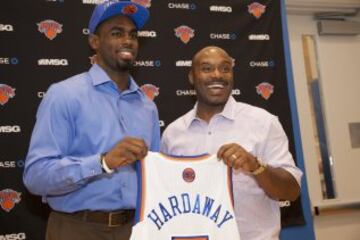 Tim Hardaway. Jr, de los New York Knicks con su padre Tim Hardaway. Sr ex-jugador de la NBA.