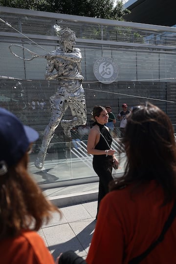 Esta fotograf¨ªa muestra la estatua del ex tenista espa?ol Rafael Nadal, realizada por el artista espa?ol Jordi D¨ªez Fern¨¢ndez y que se encuentra en el recinto de Roland Garros.