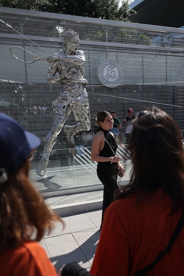 Esta fotografía muestra la estatua del ex tenista español Rafael Nadal, realizada por el artista español Jordi Díez Fernández y que se encuentra en el recinto de Roland Garros. 