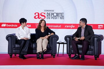 Sara Hurtado, patinadora sobre hielo y Lola Fernández Ochoa, exdeportista olímpica y presidenta de la fundación Blanca charlan con Juan Antonio Gutiérrez, subdirector de AS. 