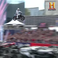 Travis Pastrana completa el triple desafío de homenaje a Evel Knievel