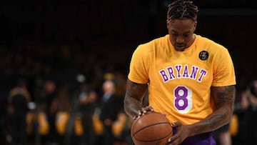 Dwight Howard antes del comienzo del partido ante Portland Trail Blazers, con una camiseta de Kobe Bryant como homenaje.