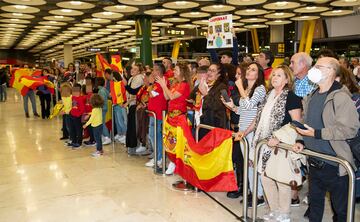 La selección española Sub-17 y el cuerpo técnico recibidos entre gritos de "campeonas, campeonas".