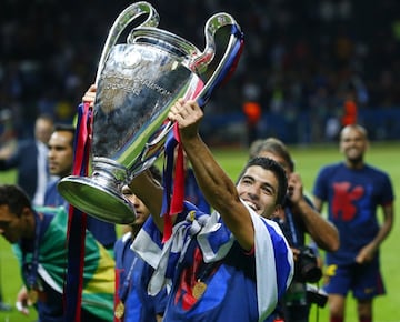 Luis Su¨¢rez no pas¨® inadvertido en ninguno de los equipos en los que estuvo ni tampoco en ninguno de los pa¨ªses. En la campa?a 2009-10 fue m¨¢ximo goleador de la Eredivisie. Marc¨® 35 goles en la campa?a 2009-10. Adem¨¢s, recibi¨® el premio como Jugador del A?o en Holanda. En la campa?a 2013-14 fue el m¨¢ximo goleador de la Premier League, con 31 goles (lo que le vali¨® ganar la Bota de Oro, empatado con Cristiano). Fue Jugador del A?o en Inglaterra. Y en la campa?a 2015-16 marc¨® 40 goles en LaLiga con el Barcelona (conquist¨® su segunda Bota de Oro). Fue Jugador del A?o de LaLiga.
