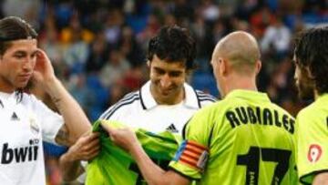 <b>APOYO TOTAL. </b>Rubiales entregó una camiseta a Raúl en agradecimiento por su ayuda .
