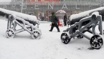 <b>PENDIENTES DEL TEMPORAL.</b> El temporal que azotó Inglaterra el pasado fin de semana obligó a suspender siete partidos de la Premier entre ellos el Chelsea-Manchester y el Arsenal-Stoke City. La imagen muestra la gran nevada que cayó sobre el Emirates Stadium. Se teme que estos días el tiempo se ponga otra vez en contra del fútbol.