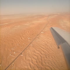 Una única carretera une dos países y divide el desierto en dos