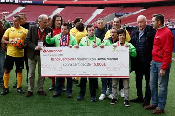 Los exfutbolistas Vicente del Bosque, Paulo Futre y José Antonio Camacho, entre otros, participan en el la 30ª edición del partido de fútbol benéfico "Artistas vs. Famosos" en beneficio de la Fundación Down Madrid, este sábado en el Estadio Cívitas Metropolitano en Madrid. 
