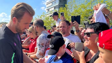 Harry Kane firma autógrafos a un grupo de seguidores del Bayern.