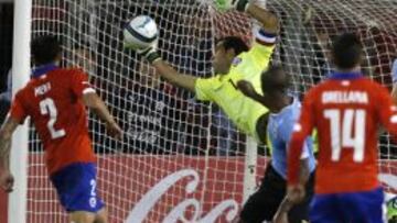 Claudio Bravo alert&oacute; sobre la necesidad de mejorar con miras a Copa Am&eacute;rica.