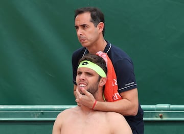 El tenista checo recibe atención médica durante su partido contra el americano Jack Sock.