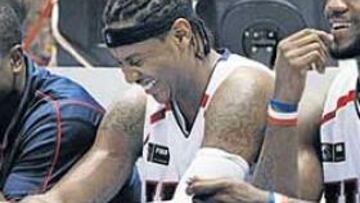 <b>DE RISAS. </b>Wade, Carmelo Anthony y LeBron, durante el partido.