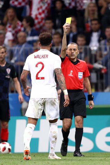 El árbitro Cuneyt Cakir enseñó la cartulina amarilla a Kyle Walker.