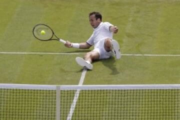 El checo Radek Stepanek devuelve la pelota desde el suelo en su partido ante Nick Kyrgios.