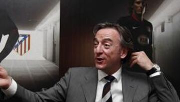 <b>AL MANDO. </b>Pitarch, posando en el Calderón con las imágenes de Agüero y Forlán a su espalda.