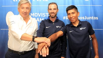 Eusebio Unzu&eacute;, Alejandro Valverde y Nairo Quintana posan en la rueda de prensa ofrecida por el equipo Movistar en Suances en la segunda jornada de descanso de la Vuelta a Espa&ntilde;a 2018.