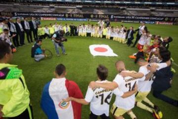 El equipo oró y agradeció después del juego