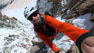Vivian Bruchez escalando una montaña con nieve
