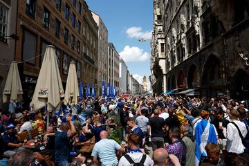 Ambientazo en las calles de Múnich con los seguidores de Escocia previo al partido inaugural contra Alemania.
