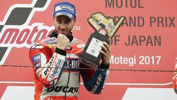 Andrea Dovizioso en el podio tras ganar en Motegi.