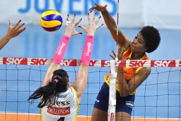 Ángela Leyva en acción durante un partido con Volei Nestlé.