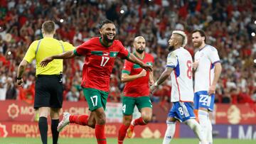 Sofiane Boufal (i) celebra tras marcar ante Chile, durante el partido amistoso entre las selecciones de Marruecos y Chile.