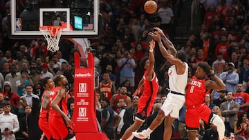 Los Angeles Clippers forward Kawhi Leonard (2) makes the winning basket against Houston Rockets guard Amen Thompson (1) and forward Jae'sean Tate (8) in the fourth quarter at Toyota Center.