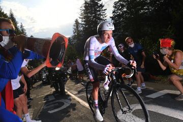 Tadej Pogacar cayó de pie en el ciclismo. En su primera participación en una gran vuelta, subió al podio de la Vuelta a España, además de conquistar tres etapas. Y en su primer Tour de Francia ascendió al Olimpo de este deporte. Y de qué manera. El esloveno debió tomar buena nota de lo que logró LeMond ante Fignon en la crontrarreloj final del Tour, y aunque en esta ocasión se trató de la penúltima etapa, Pogacar dio una exhibición en la exigente ascensión a la Planche des Belles Filles. Roglic, que defendía 57 segundos de ventaja sobre su compatriota, no pudo hacer nada para contener al joven ciclón, que acabó anotándose la Grande Boucle a los 21 años tras sacarle casi 2 minutos al del Jumbo-Visma en la etapa (59 segundos en la general final).