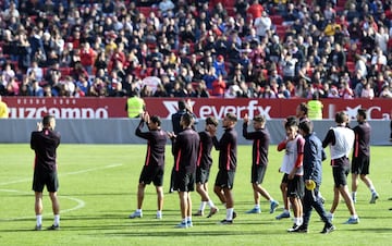 Los jugadores del equipo andaluz entrenaron acompañados por los ánimos y la alegría de miles de aficionados que no quisieron perderse a sus ídolos.