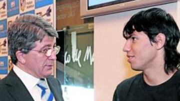 <b>SINTONÍA </b>Cerezo conversa con el Kun durante un acto en el Calderón. Ambos tienen buena relación.