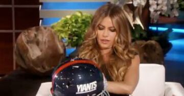 Sofia Vergara recibe un casco de los Gigantes.