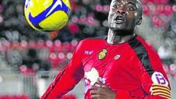 <b>CONTROL. </b>Webó trata de controlar un balón durante un partido.